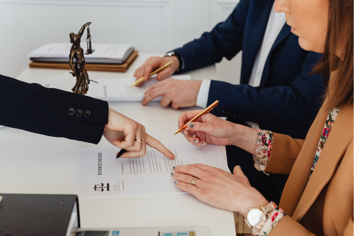 Couple signant la convention de divorce